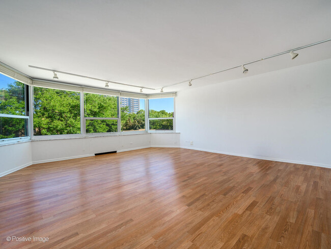 Foto del edificio - 720 W Gordon Terrace