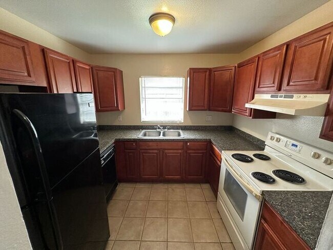 Building Photo - Charming 3 Bed 2 Bath home in the heart of...