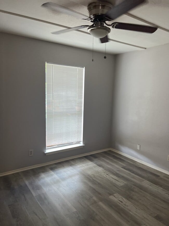 Building Photo - 6200 W Tidwell Rd