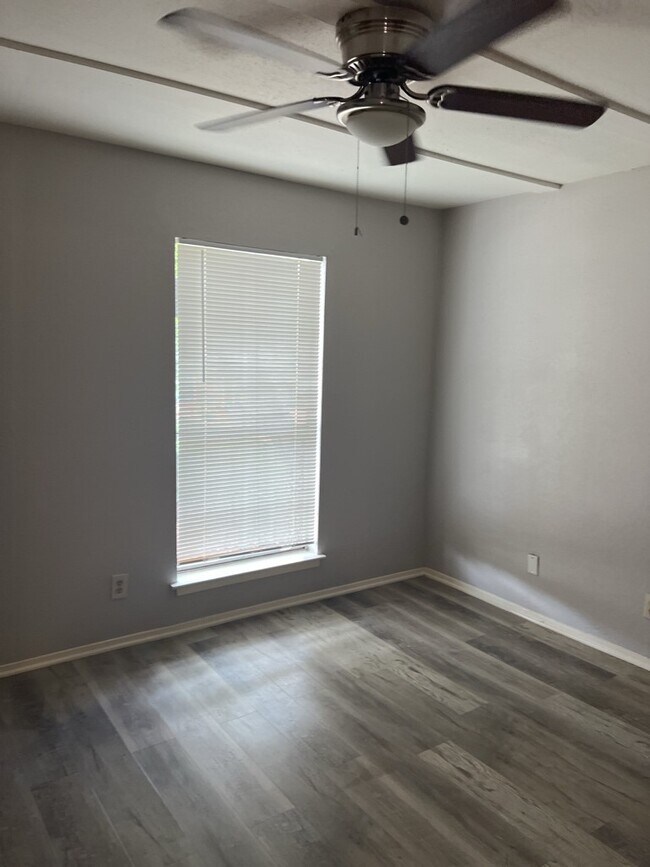 Foto del edificio - 6200 W Tidwell Rd