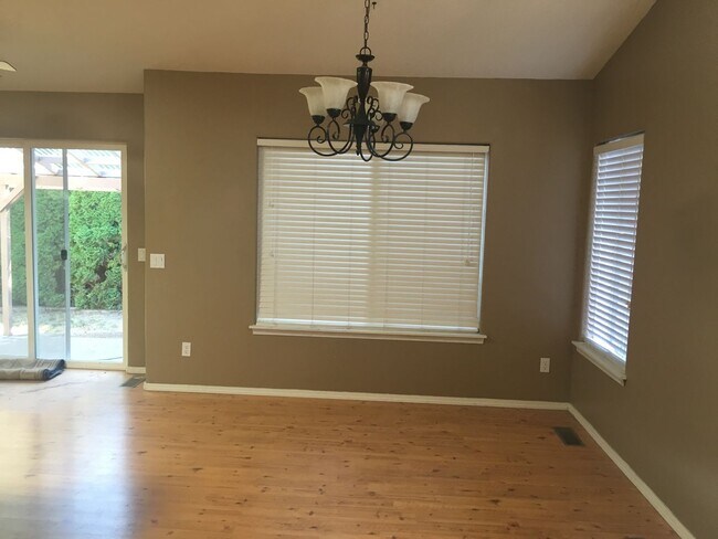 Foto del edificio - 3 Bedroom Ranch, 2 Car Garage, Air Conditi...