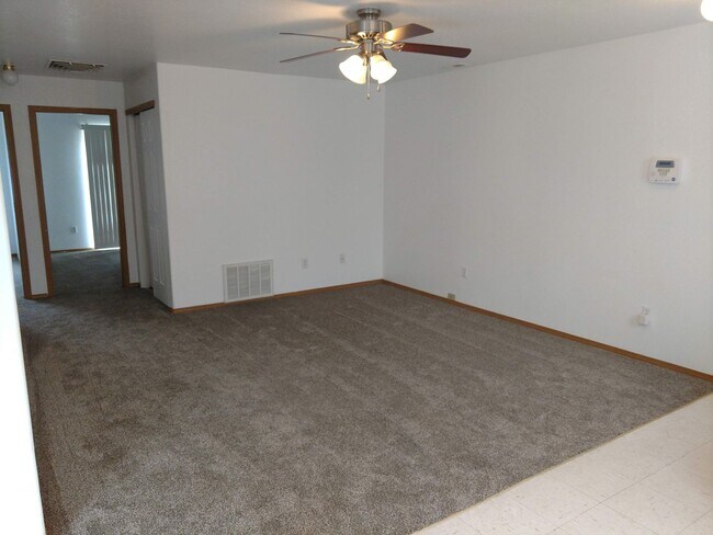 Foto del edificio - ALL PROSPECTIVE TENANTS MUST SUBMIT A $58 NON-REFUNDABLE APPLICATION FEE PER APPLICANT ONLINE AND...