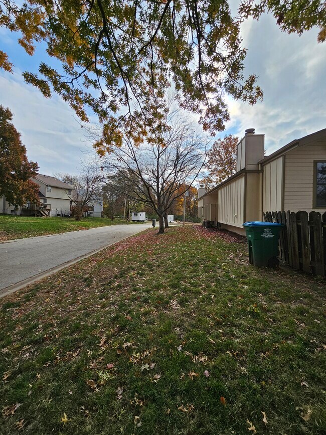 Building Photo - 9039 E 85th Ter