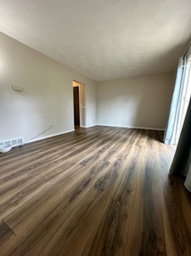 Foto del edificio - Spacious 3 Bedroom 2 Bath Condo Located in...