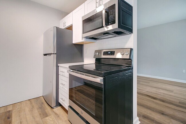 Building Photo - Bright, Updated 2BR Near Park Circle and Parks