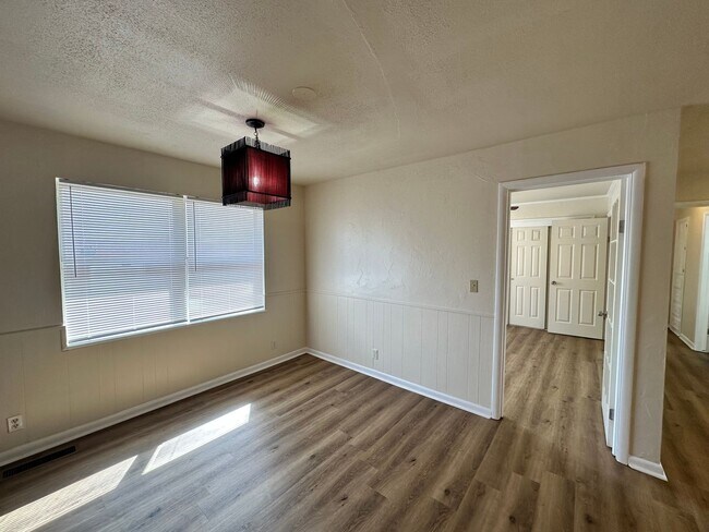 Foto del edificio - Versatile 3-bedroom, 1.5-bath Home Available in OKC!