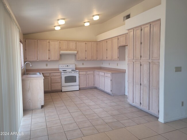 Foto del edificio - 6815 W Cherry Hills Dr