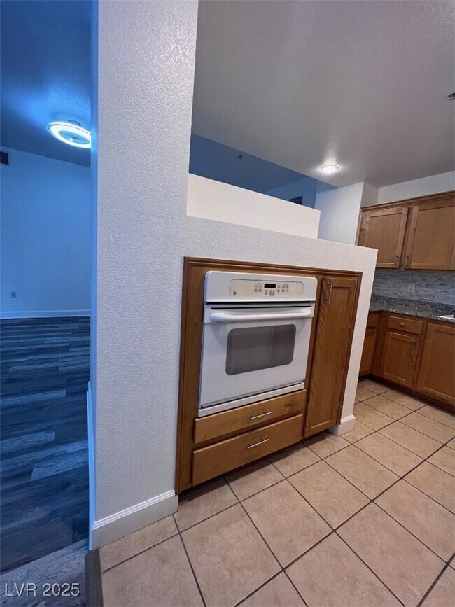 Building Photo - 75 E Agate Ave