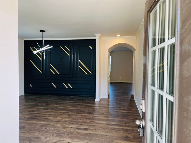 Foto del edificio - WOW! 5 bedrooms, 4.5 baths with a guest bedroom and full bath on the main floor. Must see!
