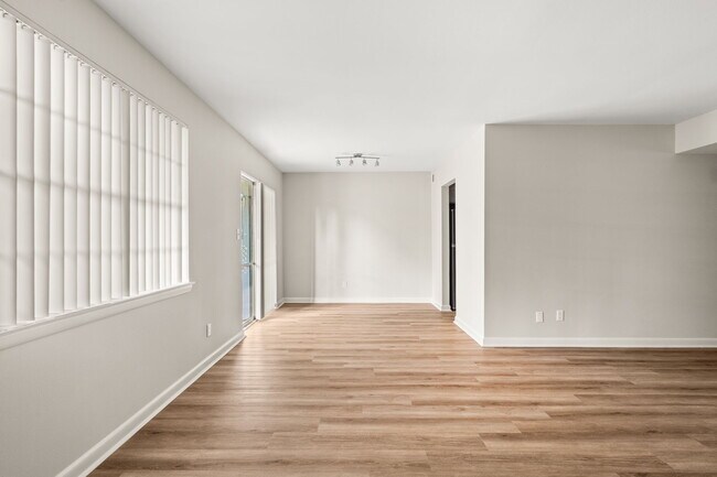Foto del edificio - Breeze Apartments