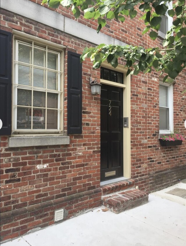 Primary Photo - 724 Lombard St