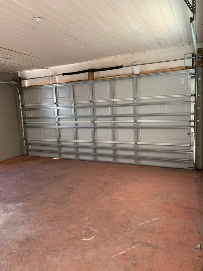 Building Photo - 4bed/2bath/2 car garage $1680/month deposi...