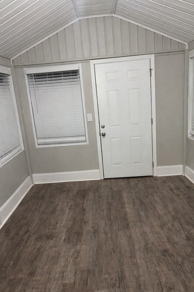 Building Photo - 554 Lynmore Ave