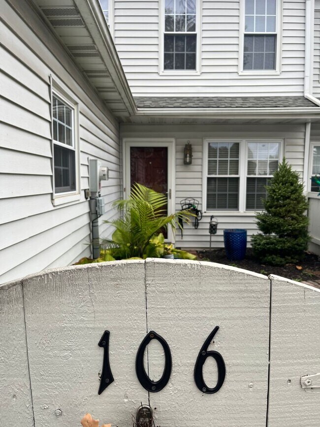 Foto del edificio - Stunning 3 Bedroom Townhome !