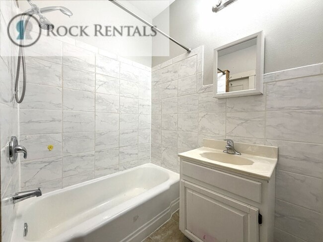 Building Photo - 3 Bed 1 Bath on Corner Lot
