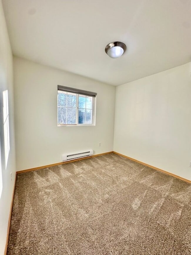 Building Photo - 2 bedroom 2 bathroom Townhouse with Garage