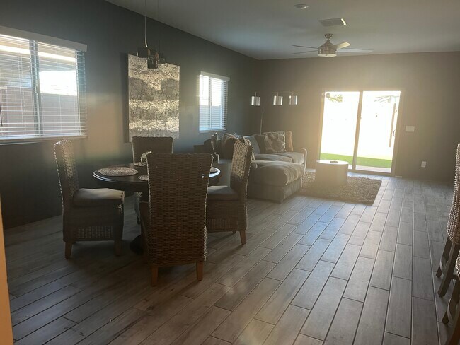 Foto del edificio - 2764 E Sequoia Dr