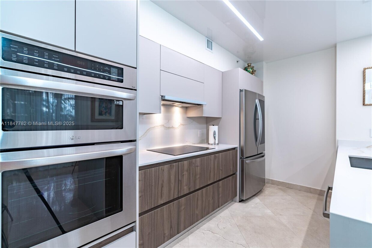 Foto principal - 17555 Atlantic Blvd
