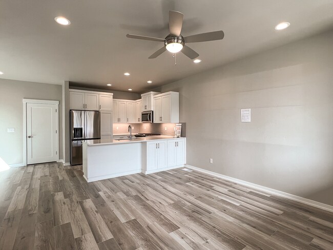 Building Photo - Stylish 3-Bed, 2.5-Bath Townhome with Priv...