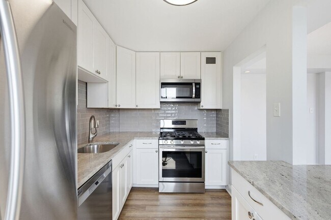 Foto del edificio - Bright Top-Floor 2BR Condo in The Whitehall with Garage Parking!