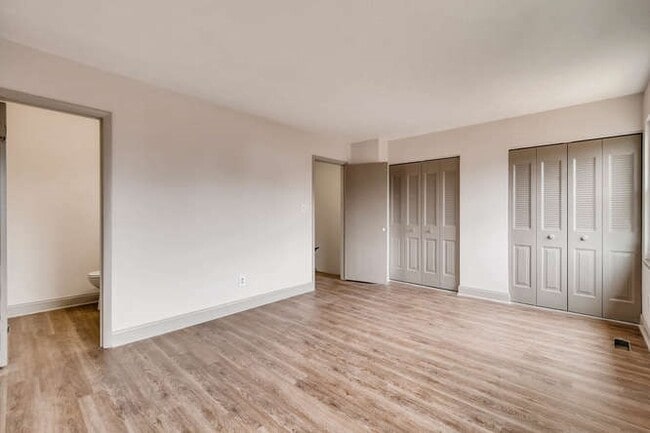 Building Photo - 1048 Lake Front Dr