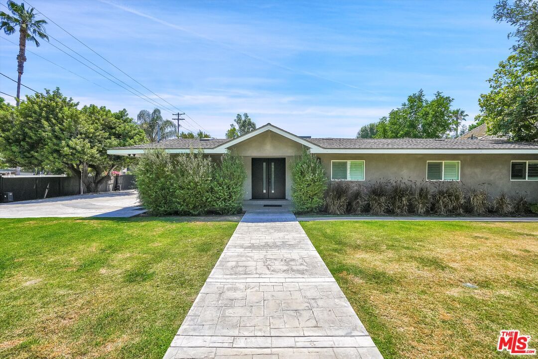 Foto principal - 5956 Woodlake Ave