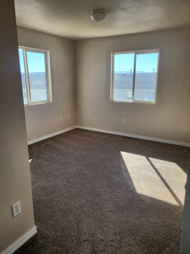 Building Photo - 2229 Westridge Dr