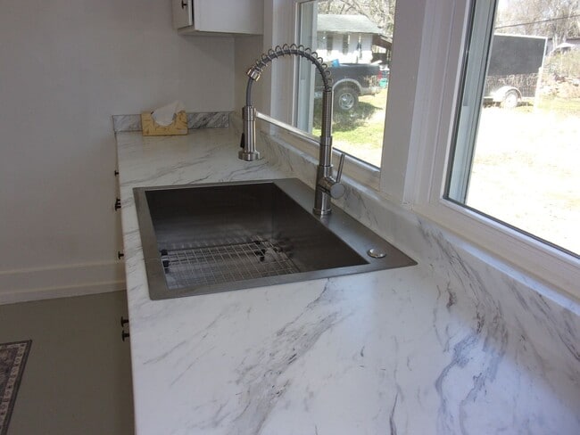 Building Photo - Fully Renovated Home close to I-77