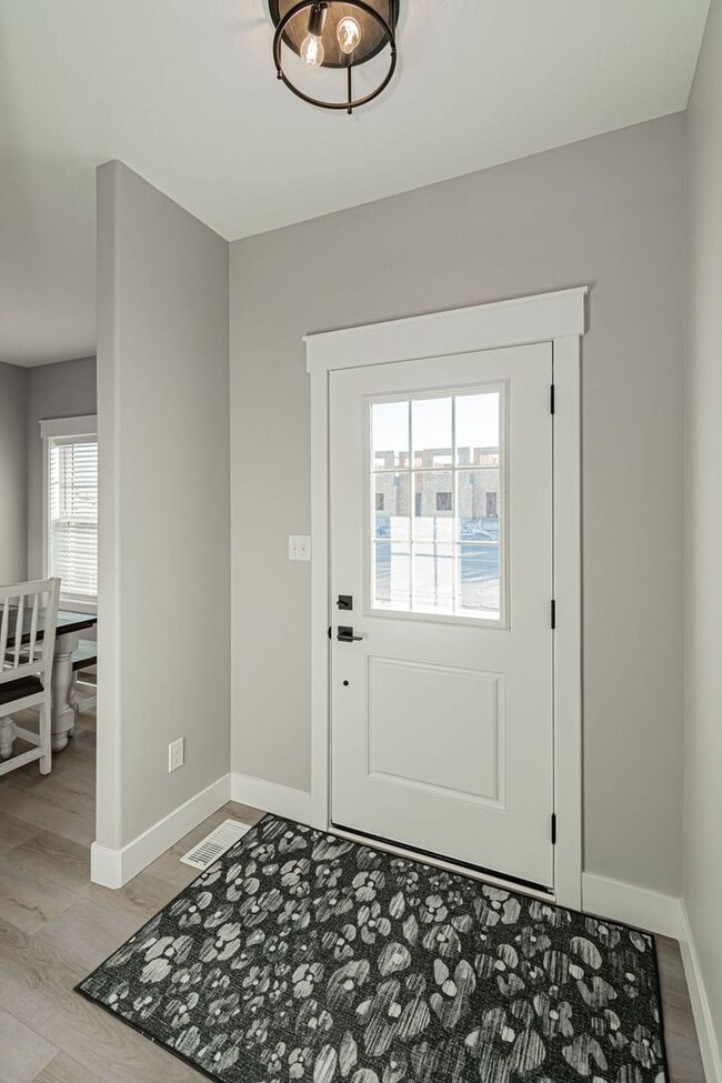 Foto del edificio - Fully Furnished Townhome – Utilities & WiFi Included!