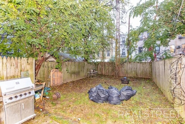 Building Photo - Menahan Street