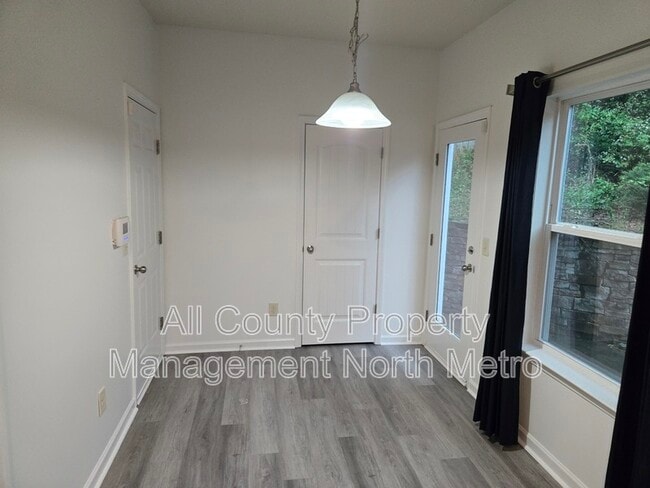 Building Photo - 417 Village View