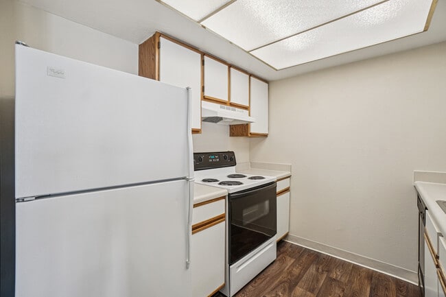 Kitchen - Sterling Pointe Apartments