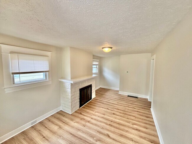 Foto del edificio - 3911 Larkwood Ave