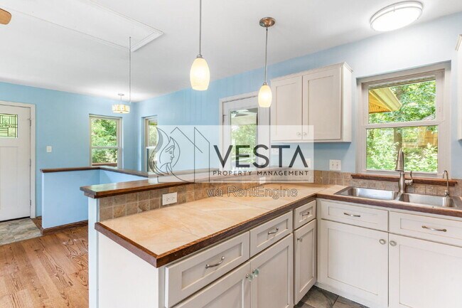 Building Photo - 10 Wellspring Ln