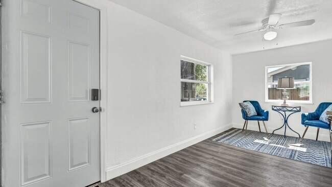 Building Photo - Fully Updated 4-Bedroom Furnished Home in ...