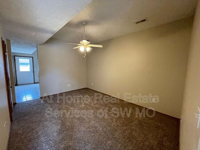 Building Photo - 5590 N Green Ln