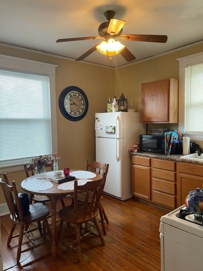 Building Photo - 2 Bed, 1 Bath Apartment! Great Location!