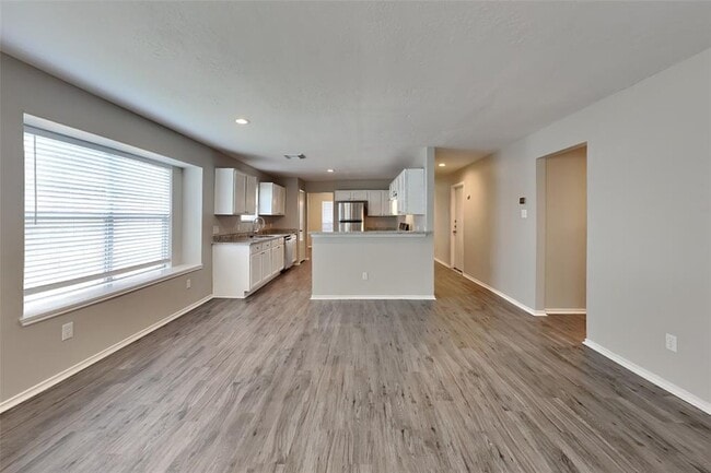 Building Photo - 2039 Greencrest Dr