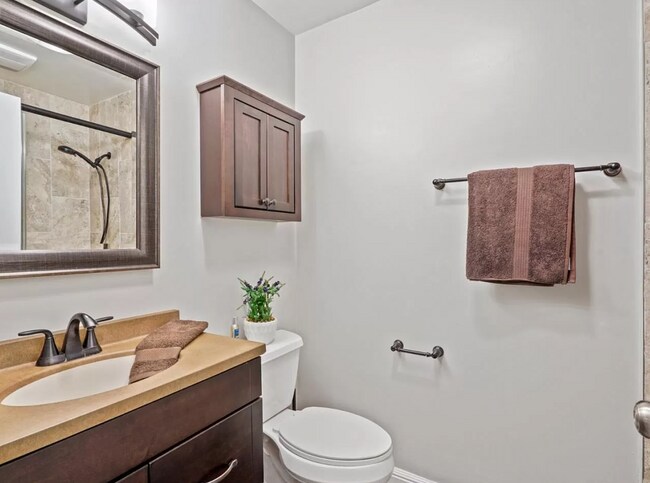 Building Photo - 772 Walnut Street, Unit 6