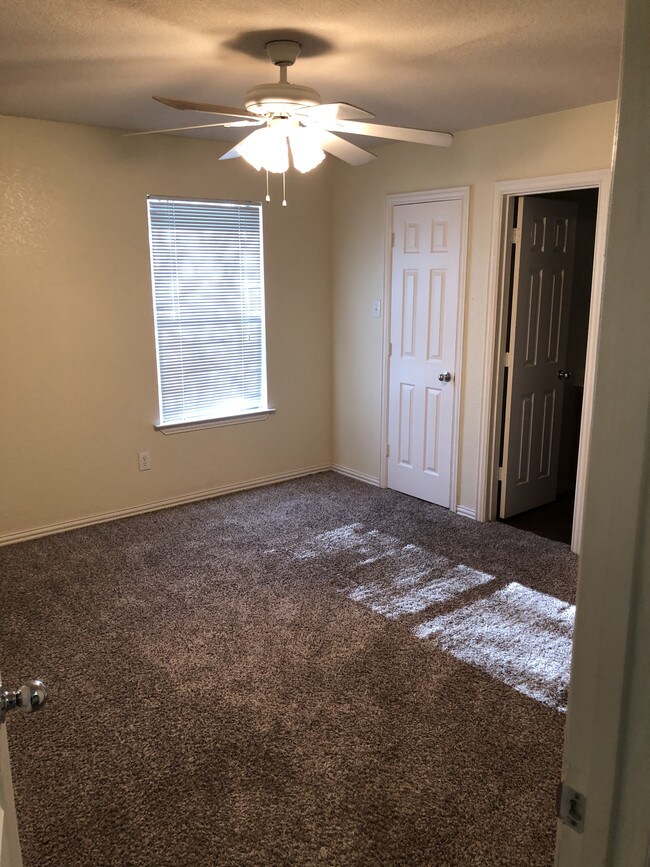 Master bedroom with walk-in closet - 811 Kaufman St
