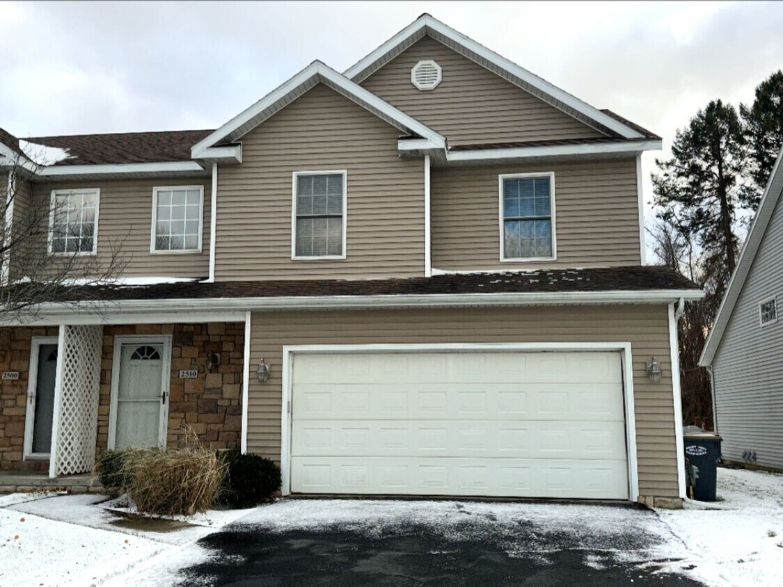 Foto principal - Spacious 4-Bedroom, 2.5-Bath Condo in St. Joseph