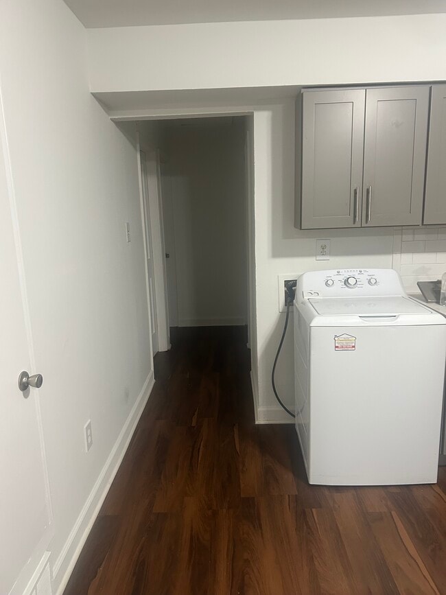 Washer in-unit, Dryer on premises - 4234 University St