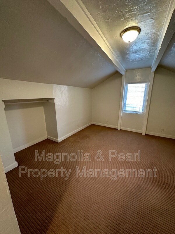 Building Photo - 617 S 10th Ave