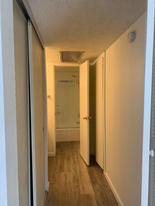 Foto del edificio - Centrally Located Studio Spacious Studio