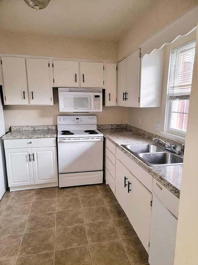 Foto del edificio - Adorable 2 bedroom, 2 1/2 bathroom townhom...