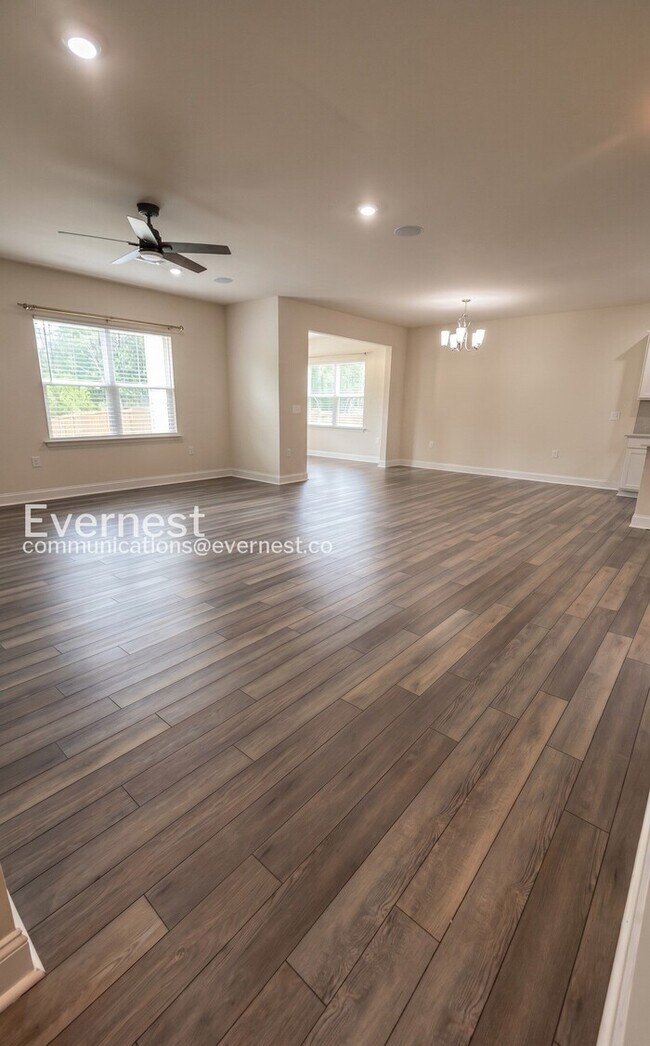 Foto del edificio - 5 Bed/3 Bath Home with Garage / Pet-Friendly / Available Now!