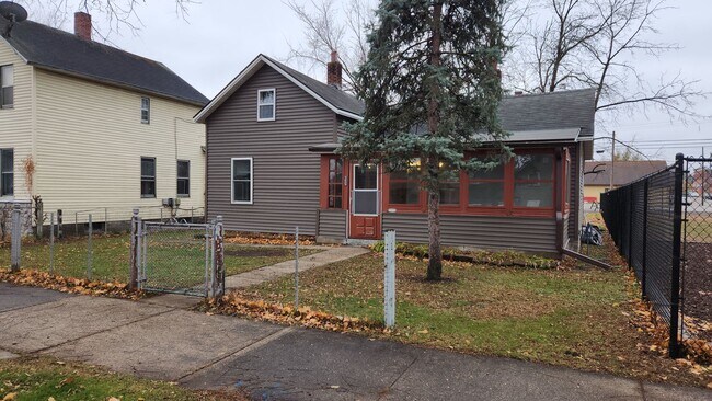 Foto del edificio - Updated North Side Home