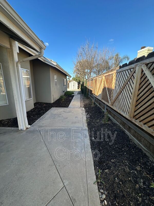 Foto del edificio - 540 W Birch Ct