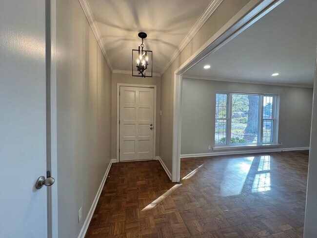 Foto del edificio - Coming Soon!!! 3 beds, 2 baths, 2 living areas — plenty of space to live, relax, and enjoy!