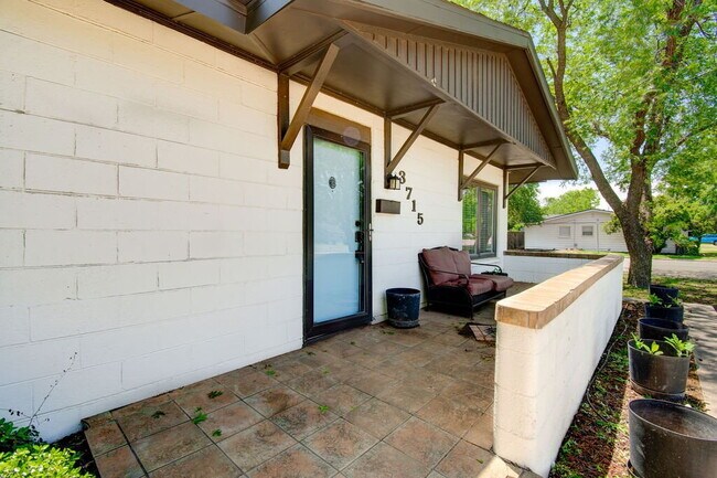 Building Photo - 3/2/2 with tons of space! Pre-leasing for July 2026!